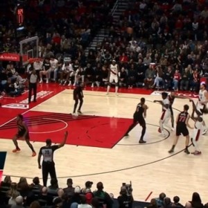 世界杯手机观看-火力全开！朱·霍勒迪里突外投再得7分 帮助球队顽强咬住